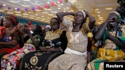 Les parents des filles enlevés à Chibok pleurent lors de leur rencontre avec le président Muhammadu Buhari à la villa présidentielle à Abuja, au Nigeria, 14 janvier 2016 