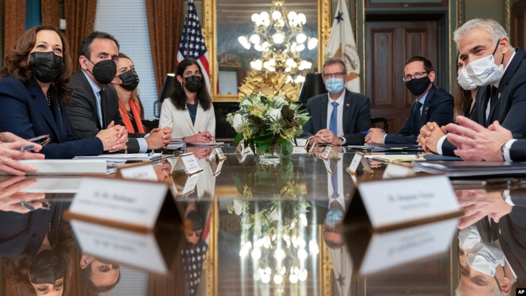 Wakil Presiden AS Kamala Harris (kiri), bertemu dengan Menteri Luar Negeri Israel Yair Lapid (kanan), di kantor seremonialnya di Gedung Kantor Eksekutif Eisenhower, kompleks Gedung Putih di Washington, 12 Oktober 2021. (AP)