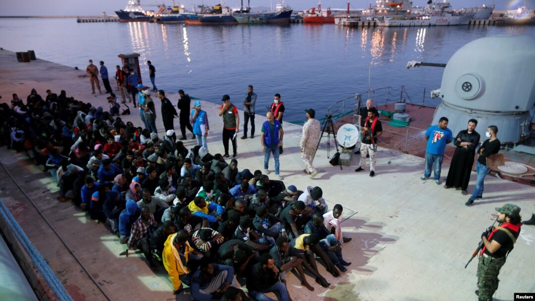 Para migran tiba di pangkalan angkatan laut Libya di Tripoli, Libya, 4 November 2017. (Foto: dok).