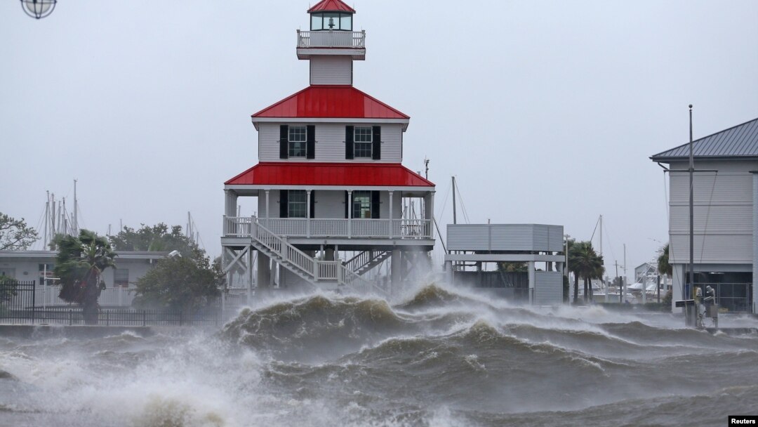 Gelombang besar menghantan mercusuar di Danau Pontchartrain, menjelang datangnya badai Ida di New Orleans, Louisiana, AS Minggu (29/8). 