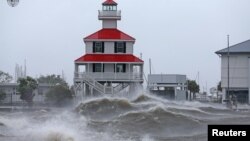 Gelombang besar menghantan mercusuar di Danau Pontchartrain, menjelang datangnya badai Ida di New Orleans, Louisiana, AS Minggu (29/8). 