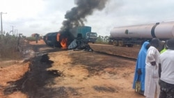 Api dan asap mengepul dari truk tangki bahan bakar yang meledak di distrik pemerintah daerah Agaie, negara bagian Niger, 8 September 2024. (Foto: AFP)