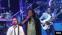 Carlos Vives hizo vibrar y sentir a su público que en ningún momento permaneció sentado. [Foto: Mitzi Macias, VOA].