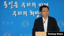 김형석 한국 통일부 대변인이 19일 정부서울청사에서 정례브리핑을 하고 있다.