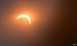 Se ve a la luna borrando el 81 por ciento del sol durante un eclipse solar en Washington, DC, el lunes 21 de agosto de 2017. (Foto de Diaa Bekheet)