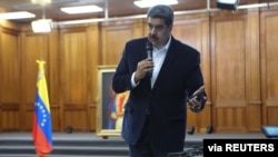 Perezida wa Venezuela Nicolas Maduro yerekana ibikoresho vya gisirikare vy'abafashwe mu gitero i Caracas, Venezuela. Isanamu yafashwe itariki 04/05/2020