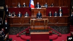 Presiden Perancis Emmanuel Macron memberikan sambutan dalam kongres khusus yang menghadirkan kedua majelis parlemen (Majelis Nasional dan Senat) di istana Versailles, di luar Paris, 3 Juli 2017.