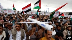 تجمع حوثی‌های مورد حمایت جمهوری اسلامی در صنعا، پایتخت یمن. آرشیو 