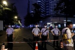 Varios oficiales de la policía china vigilan los alrededores de la sede del consulado general de Estados Unidos en la ciudad de Chengdu.