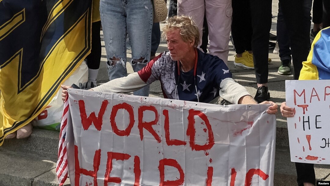 Ryan Wesley Routh, tersangka dalam kasus upaya pembunuhan terhadap mantan Presiden AS Donald Trump, berpartisipasi dalam aksi demo terkait perang di Ukraina, dalam aksi di Kyiv, pada 3 Mei 2022. (Foto: Reuters/Gleb Garanich)