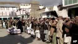 Kerabat dan warga Pakistan melakukan upacara pemakaman bagi petugas kesehatan yang tewas akibat bom pinggir jalan di Parachinar, Pakistan (31/1). 