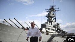 El jefe del Pentágono junto al barco de guerra estadounidense USS Missouri en Hawaii.