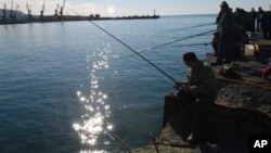 Жители города Холмск на Сахалине любят рыбалку (архивное фото)