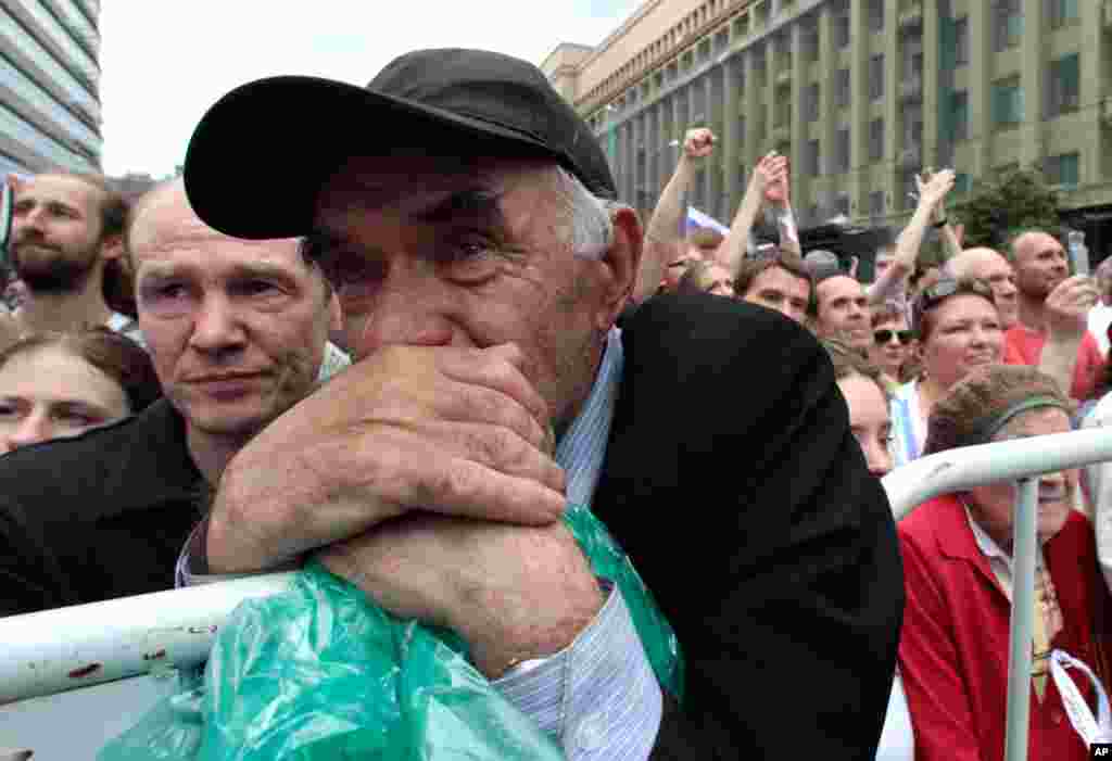 Participants attending anti-government protests in Moscow. (Reuters)