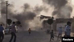 ဆီးရီးယားဘက်က ပစ်ခတ်သည့် မော်တာကျည်ထိမှန်ပြီး တူရကီနယ်က Akcakale ရွာကို မီးလောင်ကျွမ်းနေစဉ်။(အောက်တိုဘာ ၃ ရက်၊ ၂၀၁၂။)
