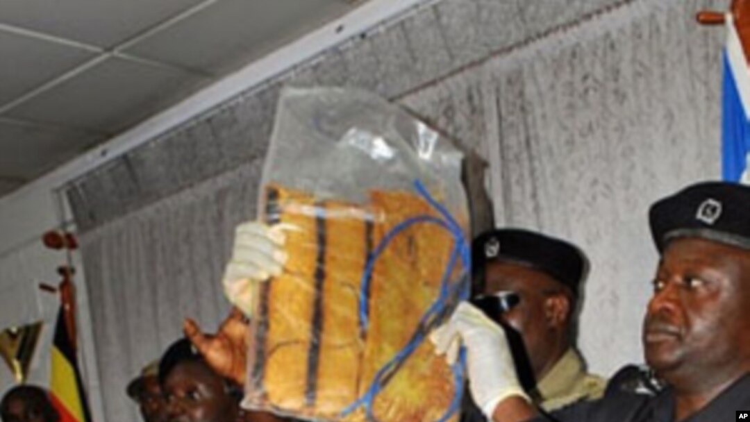 Dowladda Uganda oo Askar Dareeska Ka dhigtay