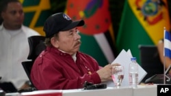 ARCHIVO - El presidente de Nicaragua, Daniel Ortega, asiste a la cumbre de la Alianza Bolivariana para los Pueblos de Nuestra América o ALBA, en el palacio presidencial de Miraflores en Caracas, Venezuela, el miércoles 24 de abril de 2024.