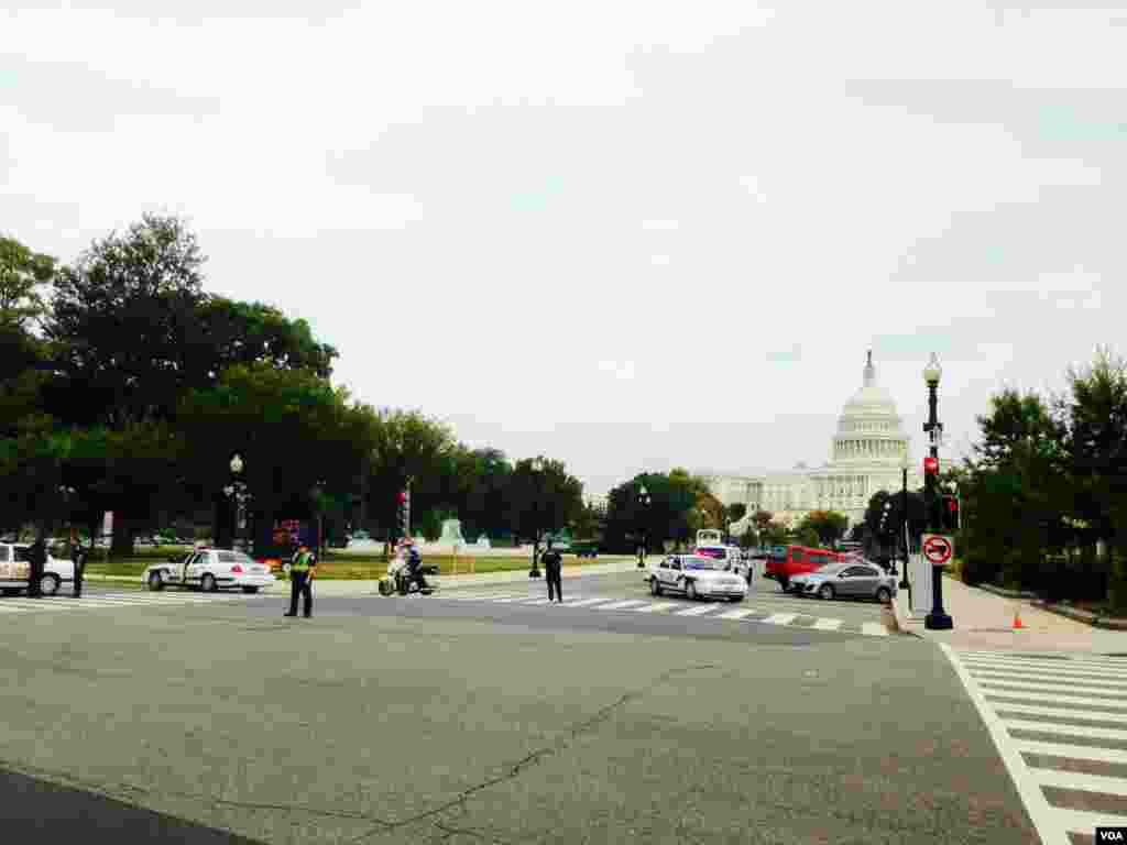 Security outside the Capitol after shots were fired near the building. (Diaa Bekheet/VOA)