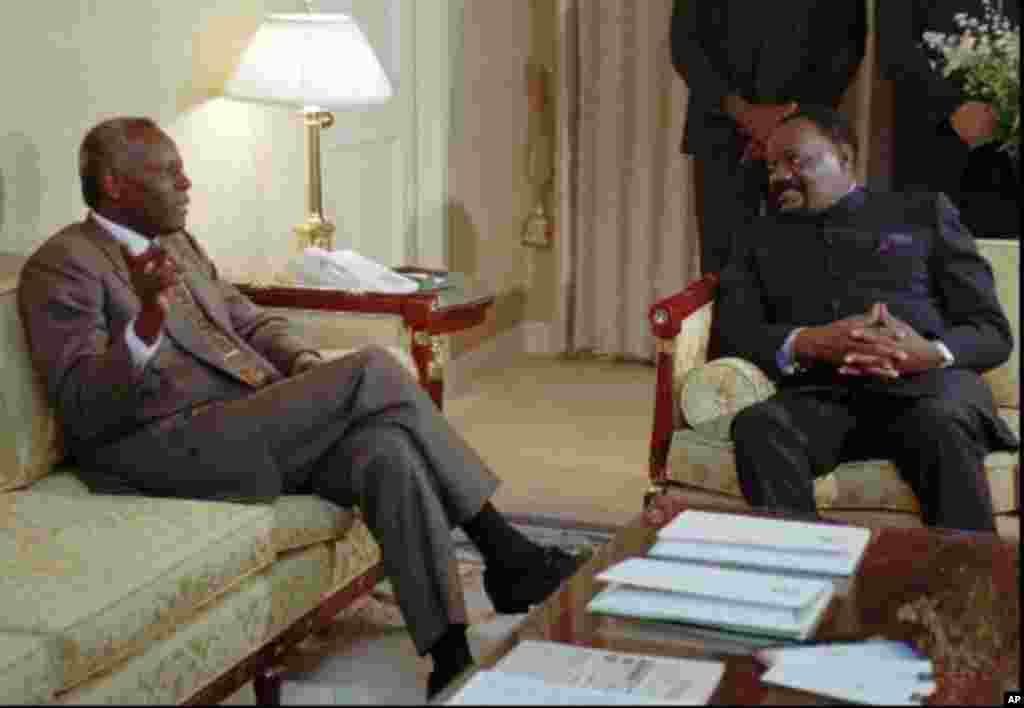 O Presidente de Angola, Jose Eduardo dos Santos, fotografado com o líder da UNITA, Jonas Savimbi, em Bruxelas, em Setembro de 1995. Apesar dos encontros entre os dois, só seis semanas após a morte de Savimbi foi possível a paz entre o Governo e a UNITA.