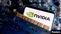 ARCHIVO: Un teléfono inteligente con el logotipo de NVIDIA colocado en la placa base de una computadora en esta ilustración tomada el 6 de marzo de 2023. 