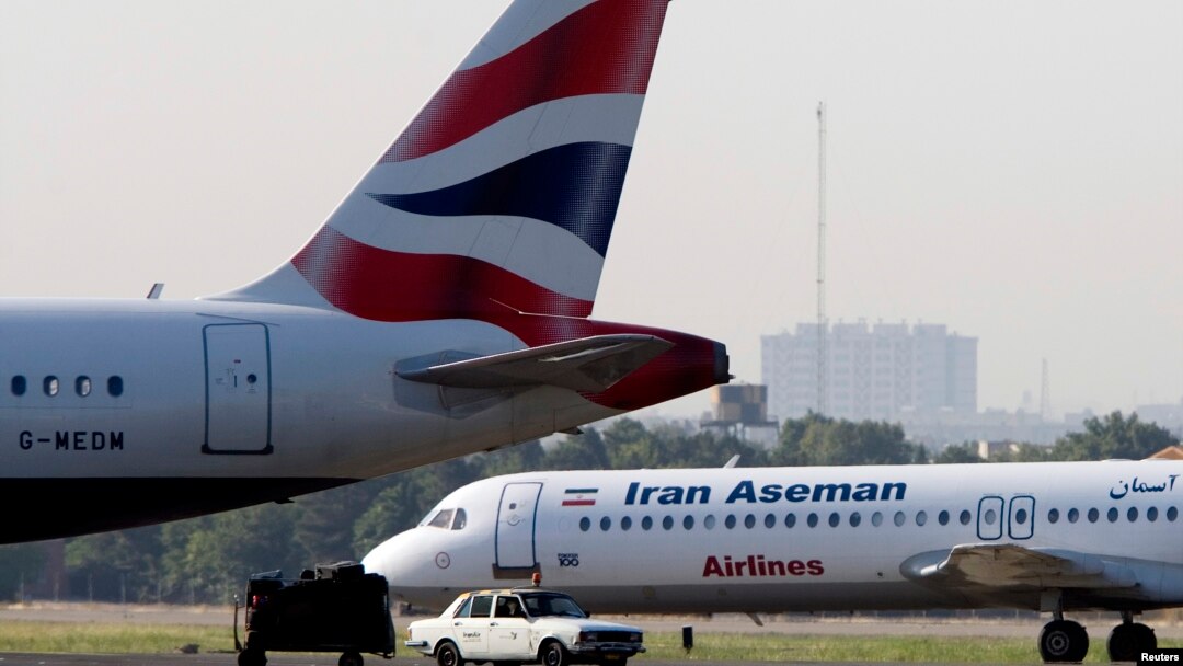 Pesawat-pesawat, termasuk milik maskapai Aseman Airlines, terlihat di Bandara Mehrabad, Tehran , 6 Agustus 2007. 
