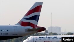 Un Aseman Airlines Fokker iranien s'apprête à décoller à l'aéroport de Téhéran à Mehrabad, le 6 août 2007. 