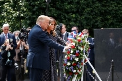 도널드 트럼프 미국 대통령과 부인 멜라니아 여사가 25일 한국전 발발 70주년을 맞아 워싱턴 한국전참전용사기념비에 헌화했다.