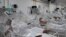 Pacientes con COVID-19 son tratados dentro de un sistema de ventilación no invasivo llamado "Cápsula Vanessa" en el hospital municipal de campo Gilberto Novaes en Manaus, Brasil.
