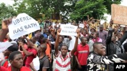 People hold placards reading "Free Ras Bath," a young radio presenter Mohamed Youssouf Bathily also known as "Ras Bath" who was arrested two days ago, as they take part in a demonstration in front of Bamako's court in Mali, Aug. 17, 2016.