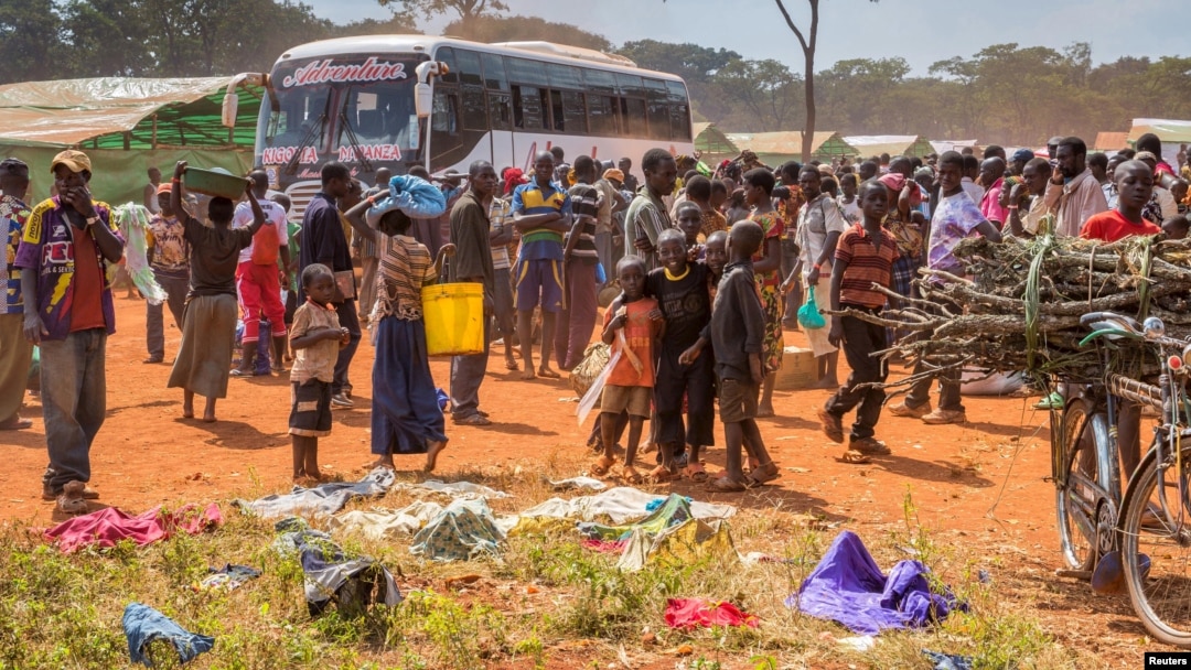 Impunzi z'Abarundi zahunze imvururu zishiniye kuri poritike zishika mu kambi ya Nyarugusu, mu burengero bwa Tanzaniya. Kw'itariki 28/05/2015.
