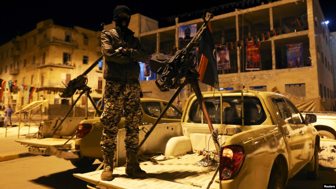 Seorang anggota kelompok militan Libya di Benghazi (foto: dok).