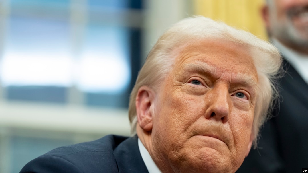 ARCHIVO - El presidente Donald Trump habla con periodistas mientras firma órdenes ejecutivas en la Oficina Oval de la Casa Blanca, el lunes 10 de febrero de 2025, en Washington. 