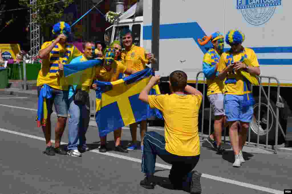 Шведських фанатів не лякає подібність національної символіки