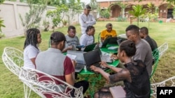 Christophe Guignement, scénariste et auteur de dessins animés et co-fondateur de l'association Maison Junior, enseigne aux participants de la résidence à Alogavi, au Togo, le 29 avril 2021.