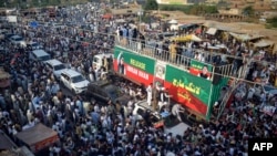 این راهپیمایی پس از شکست گفتگوها میان حکومت شهباز شریف و تحریک انصاف آغاز شد.