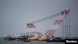 Suasana penyelamatan korban musibah kapal feri Sewol yang tenggelam di laut Jindo, Korea Selatan, 21 April 2014 (Foto: dok). 