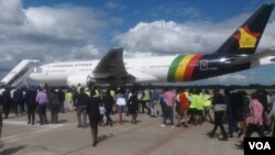 Ndege itsva iyi yerudzi rweBoeing 777 inonzi yasvika paRobert Gabriel Mugabe International Airport yakatambirwa nevakafanobata chigaro chemutungamiri wenyika, VaConstantino Chiwenga.
