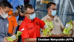 Petugas BNN memperlihatkan paket sabu yang disita dari dua tersangka penyelundup narkoba saat konferensi pers di Banda Aceh pada 13 Oktober 2020. (Foto: AFP/Chaideer Mahyuddin)