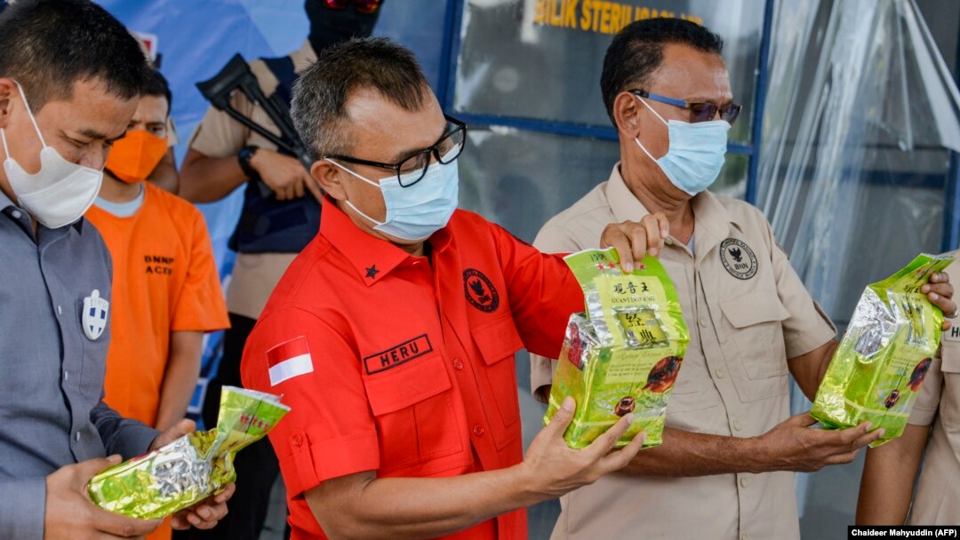 Petugas BNN memperlihatkan paket sabu yang disita dari dua tersangka penyelundup narkoba saat konferensi pers di Banda Aceh pada 13 Oktober 2020. (Foto: AFP/Chaideer Mahyuddin)