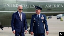 El presidente de EEUU, Joe Biden, es recibido en la Base de la Fuerza Aérea de Andrews, en Maryland, antes de partir hacia Milwaukee, Winsconsin, el 15 de agosto de 2023.