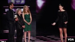 Bullock recibió el premio Generación, en la ceremonia de los MTV en donde también se besó con la actriz Scarlett Johansson.