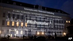 ARCHIVO - Las palabras '#WeRemember' (Recordamos) se exhiben en la fachada del Parlamento austriaco en el palacio Hofburg en apoyo de la campaña para el Día Internacional de Conmemoración del Holocausto en Viena, el 27 de enero de 2021.