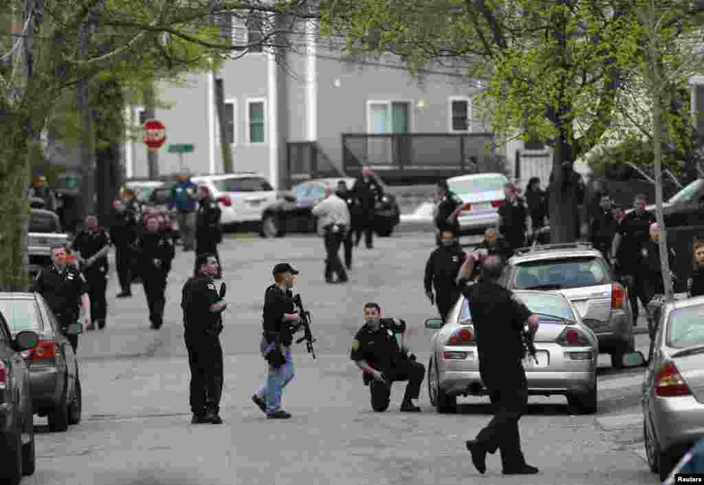 Polisi Boston melakukan pencarian tersangka pemboman marathon Boston, Dzhokhar Tsarnaev dengan memeriksa dari rumah ke rumah di kota Watertown, Massachusetts (19 April 2013).