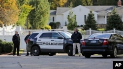 Polisi melakukan penjagaan di rumah mantan Menlu AS Hillary Clinton dan Presiden Bill Clinton di Chappaqua, negara bagian New York, Rabu (24/10).