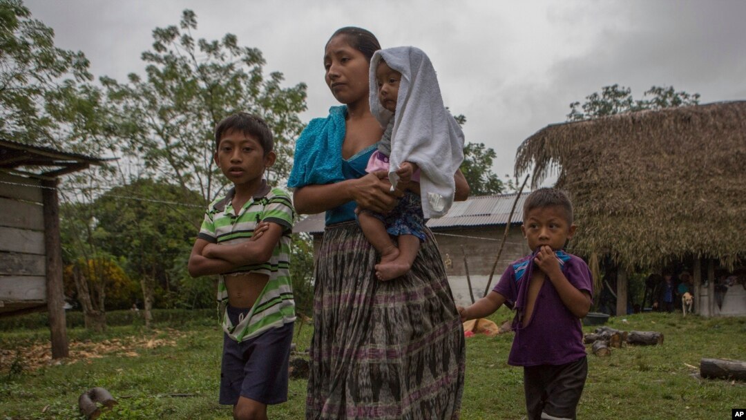 Claudia Maquin, 27, berjalan bersama ketiga anaknya meninggalkan rumah mertuanya, Domingo Caal Chub, di Raxruha, Guatemala, !5 Desember 2018. Maquin adalah ibu Jakelin Caal Maquin, 7 tahun, yang meninggal di sebuah rumah sakit di Texas, 8 Desember 2018.