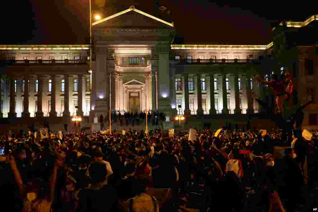 페루 리마에서 마르틴 비스키라 대통령 탄핵과 마누엘 메리노 국회의장의 임시 대통령 취임에 반대하는 시위가 계속되고 있다. 