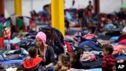 La hondureña Delia Romero y sus hijos aguardan en un refugio en la ciudad de Piedras Negras, México, el martes 5 de febrero de 2019.