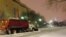 一辆铲雪车驶过美国首都国会山附近的独立大街。(美国之音王南拍摄)