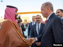 Putra Mahkota Arab Saudi Mohammed bin Salman bertemu dengan Presiden Turki Recep Tayyip Erdogan di Jeddah, Arab Saudi, 17 Juli 2023. (Saudi Press Agency/Handout via REUTERS)