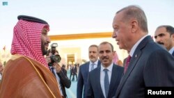 Presiden Turki Recep Tayyip Erdogan saat bertemu dengan Putra Mahkota Kerajaan Saudi Mohammed bin Salman di Jeddah, 18 Juli 2023.